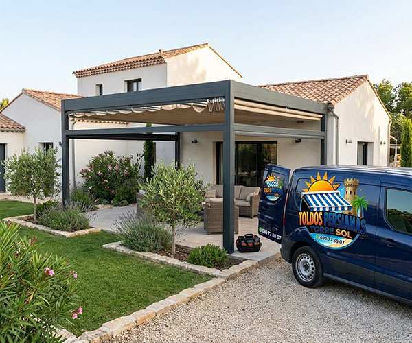 Pérgola con techo retráctil instalada en jardín de chalet, Marbella