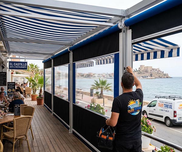 Toldos laterales en terraza de restaurante, Benalmádena