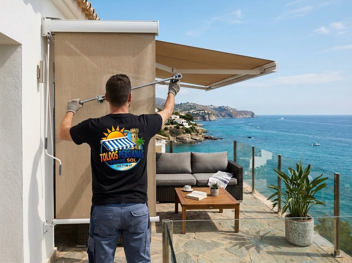 Técnico especialista reparando toldo extensible en Costa del Sol