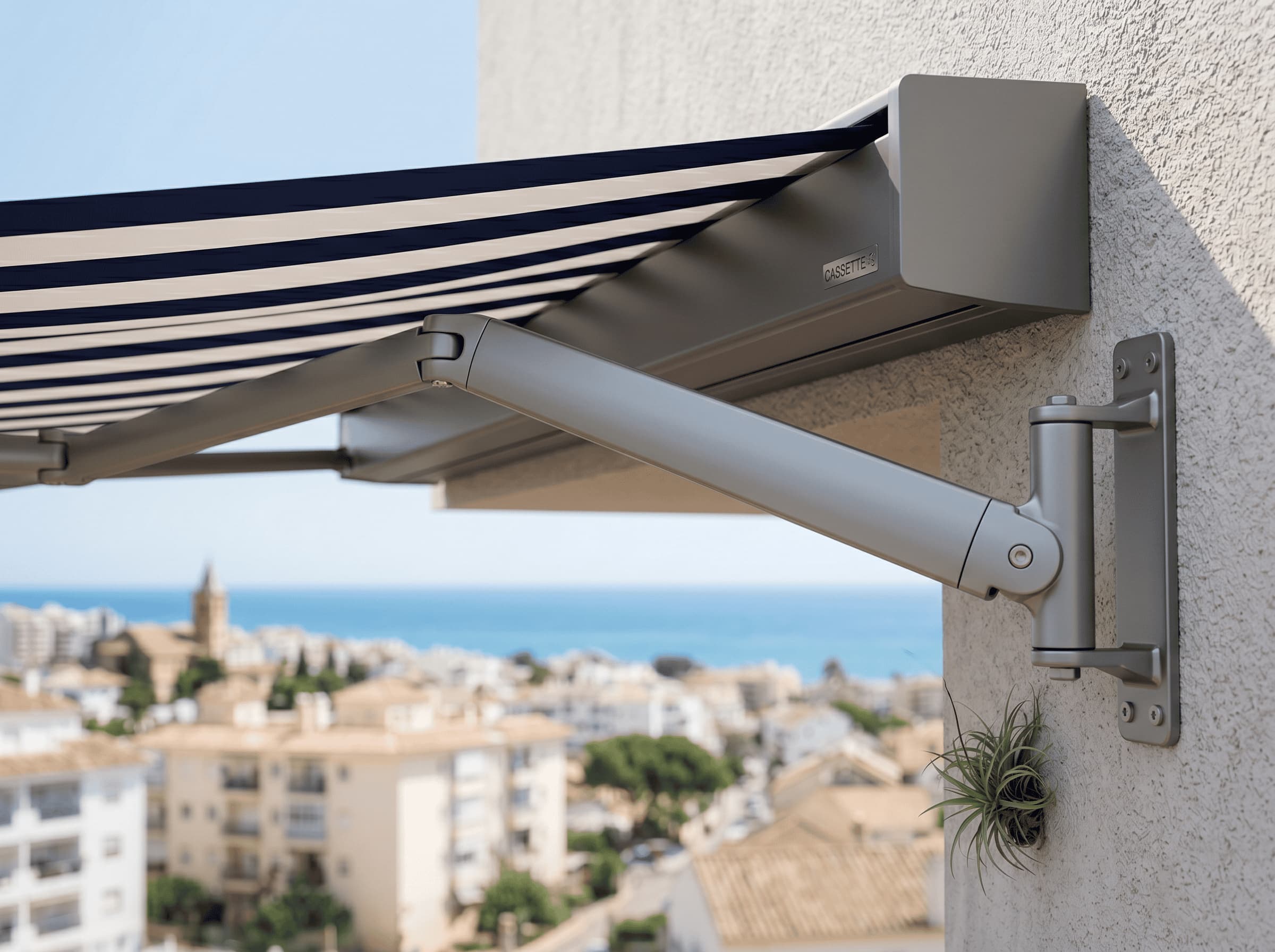 Toldo en cofre de aluminio con lona enrollada, instalado en fachada